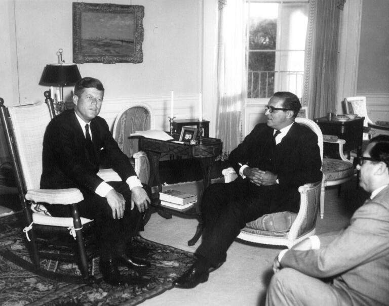 Reunião entre o presidente dos EUA John F. Kennedy com o governador Carlos Lacerda e o embaixador Roberto Campos.